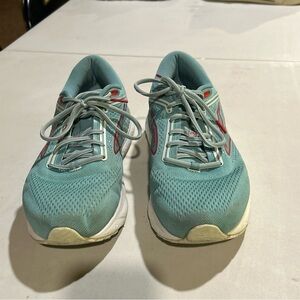 Women's Size 10.5 Brooks Ariel GTS 23 running shoes